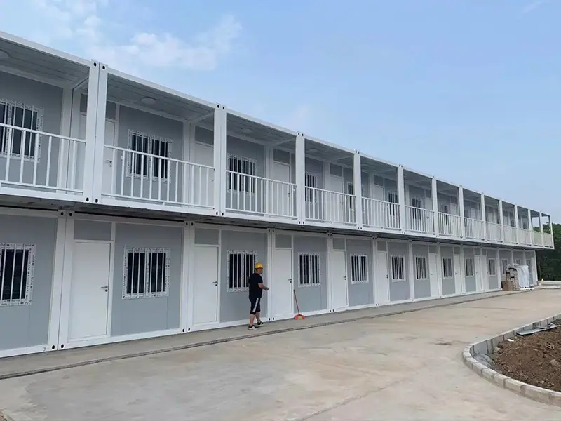Poate fi construită o casă de containere pliabilă pe un teren inegal?